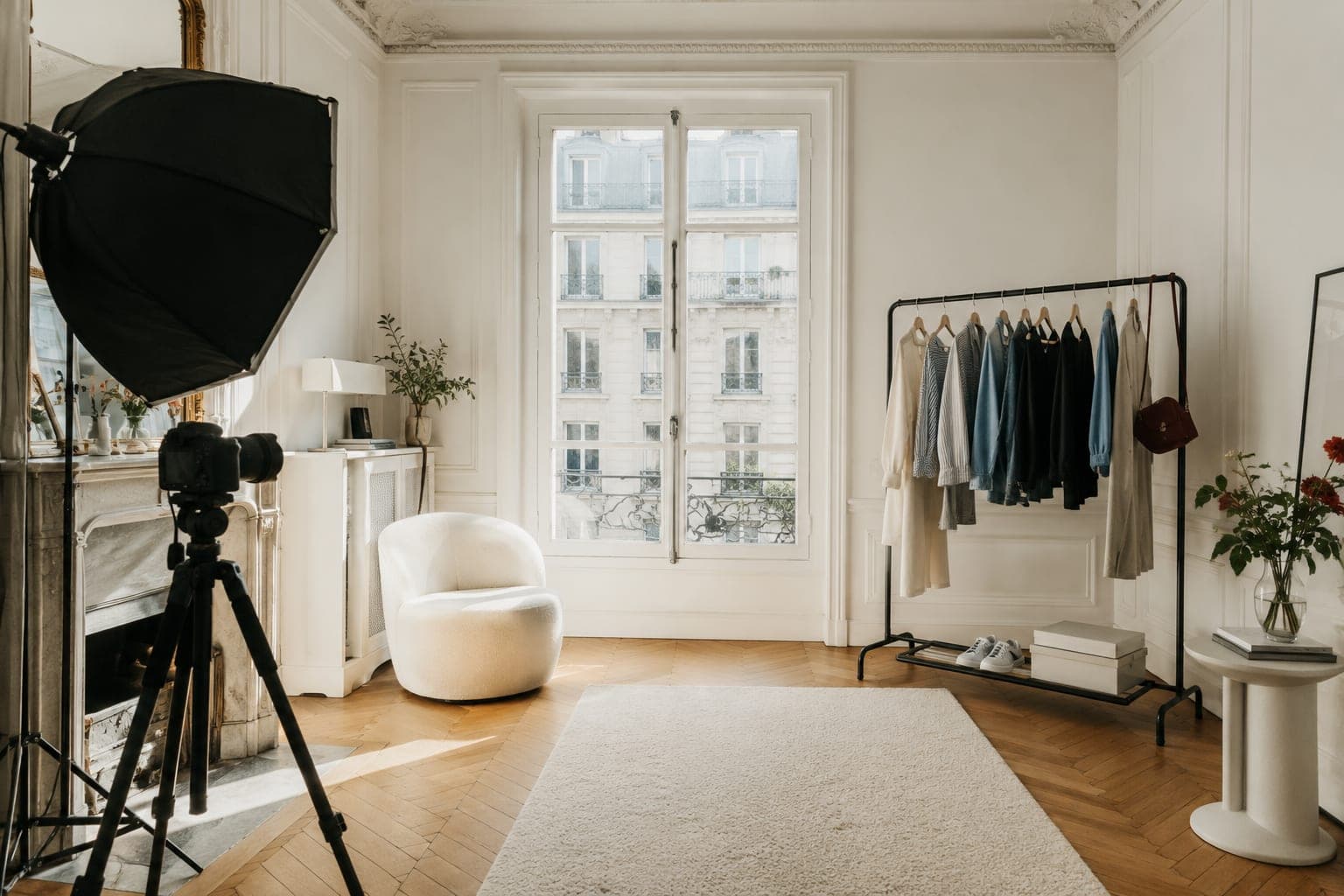 Appartement parisien transformé en studio de shooting, éclairage softbox et portant de vêtements